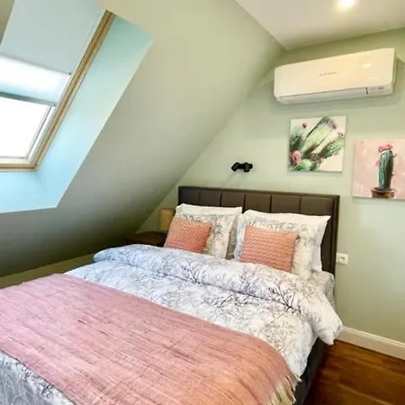 Executive 2 Bedroom + Parking *